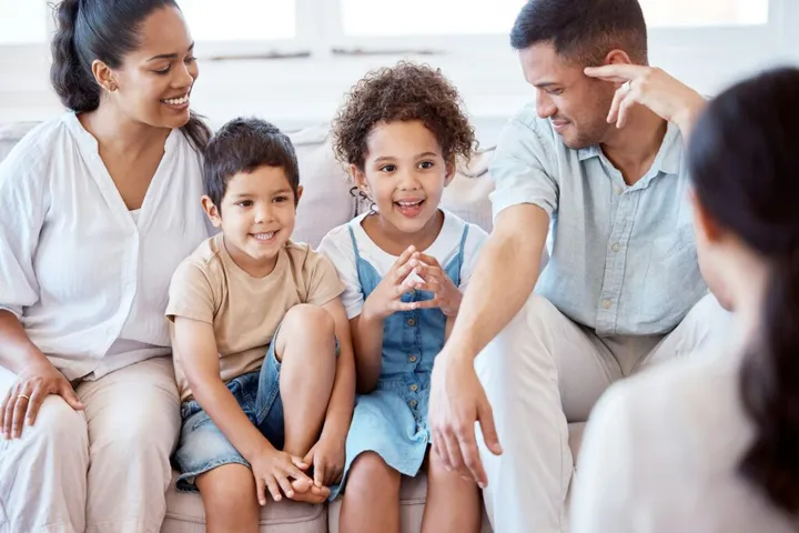 A family meeting with a therapist